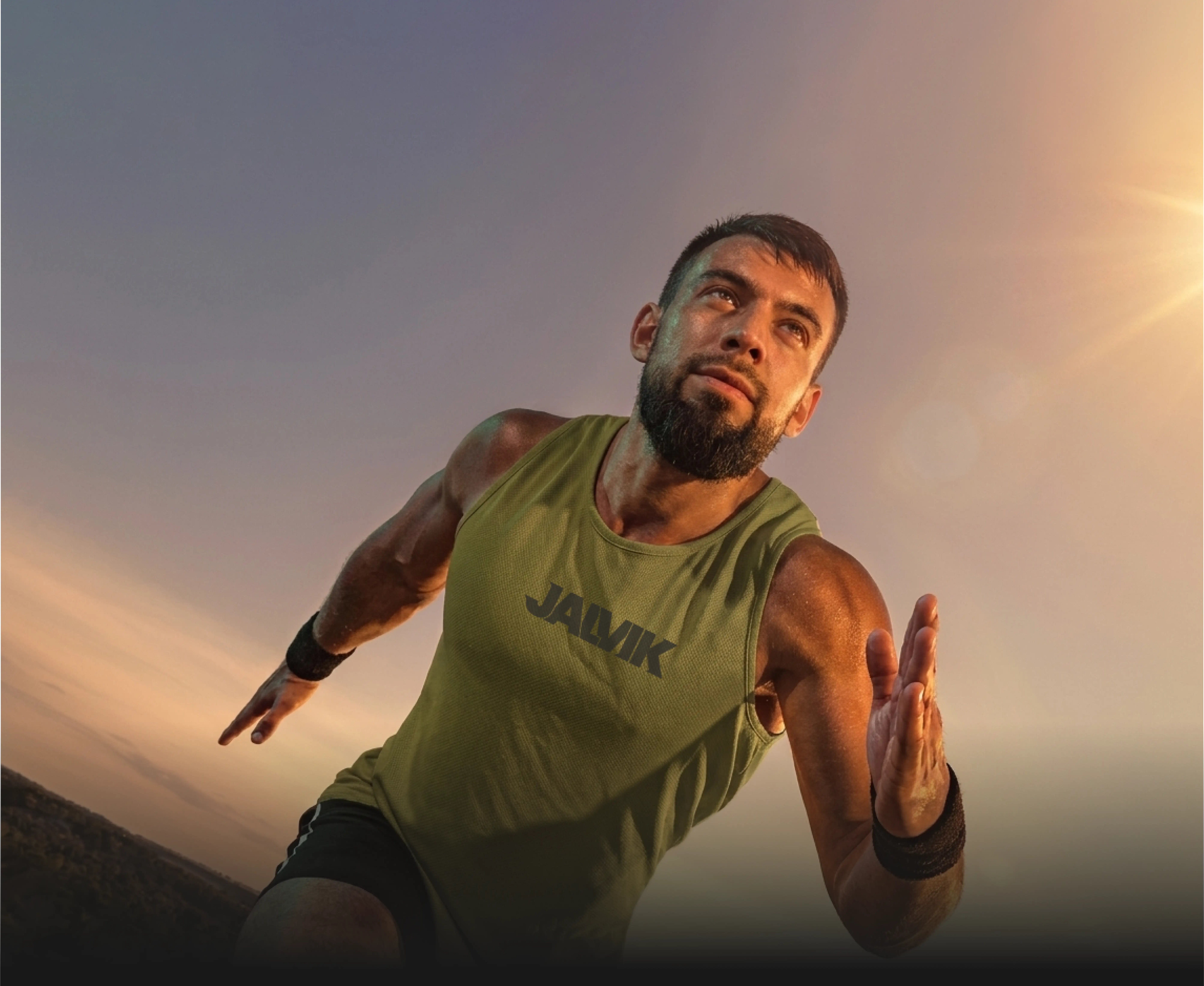 Atleta JALVIK corriendo al atardecer