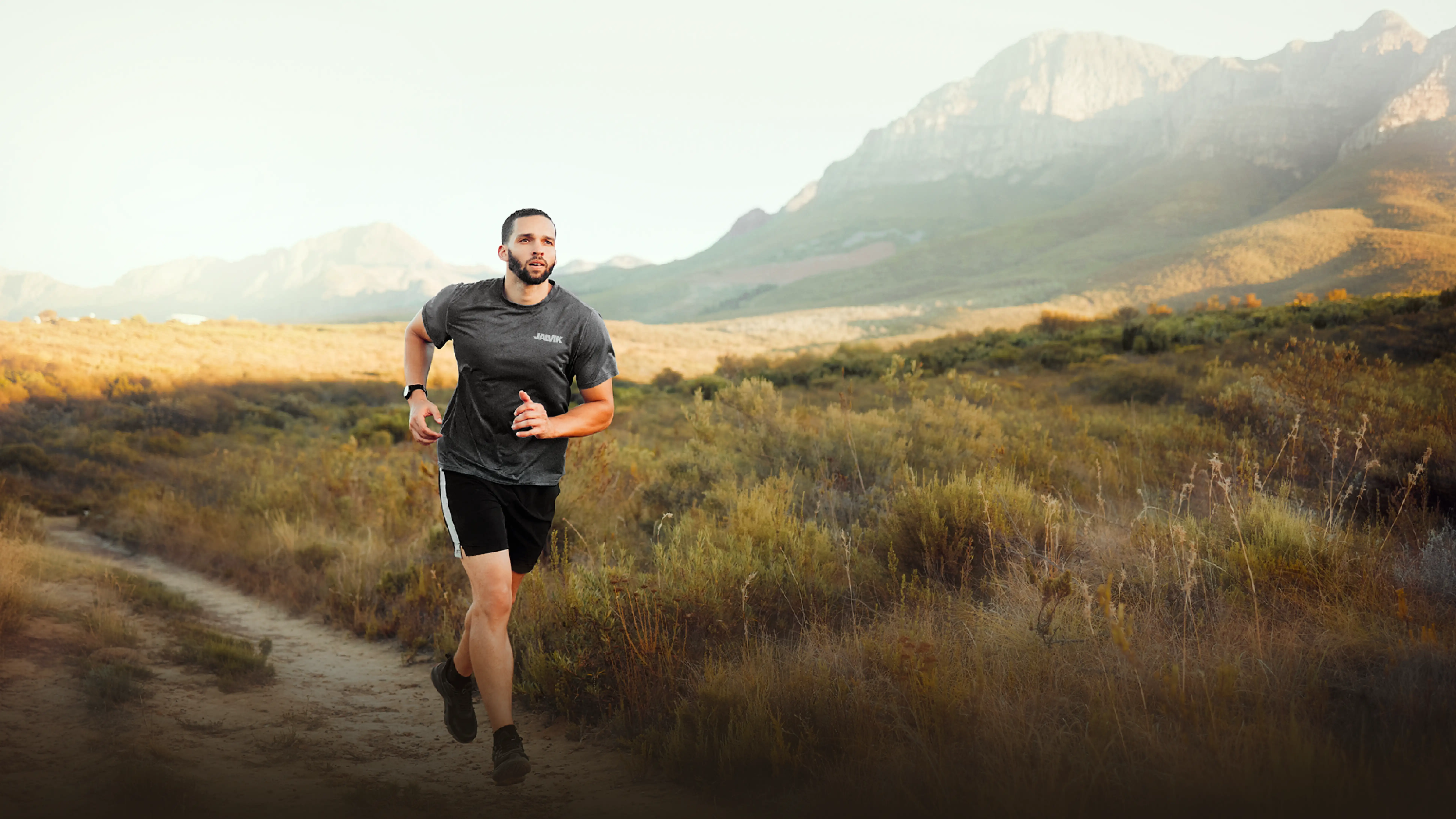 Atleta JALVIK corriendo en el sendero